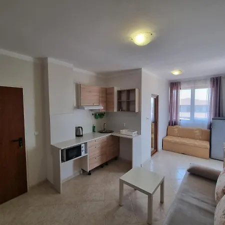 Apartments Primorsko 아파트호텔 3*