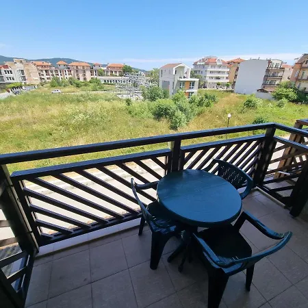 Apartments Primorsko 3* بريمورسكو